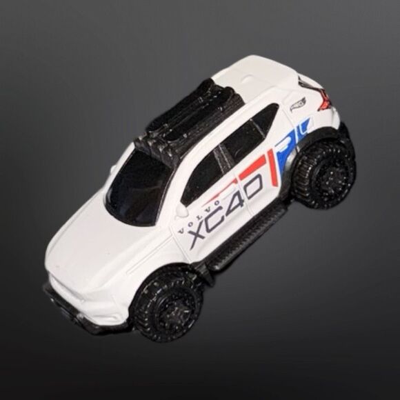 2022 Hot Wheels Volvo XC40 Recharge HW Green Speed White 1:64 - Picture 1 of 7